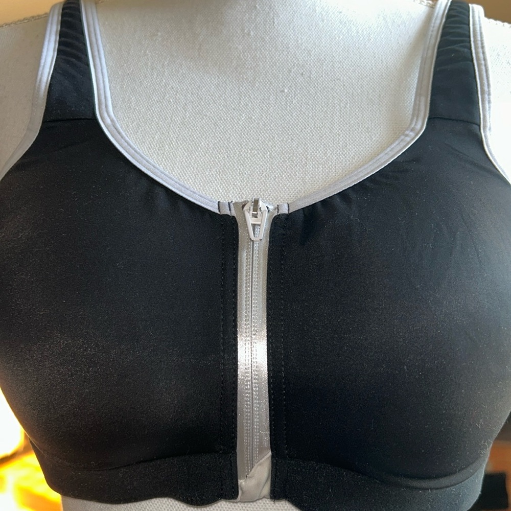 Victoria’s Secret Black and White Contrast Sports Bra Zipper Front Closure 38C